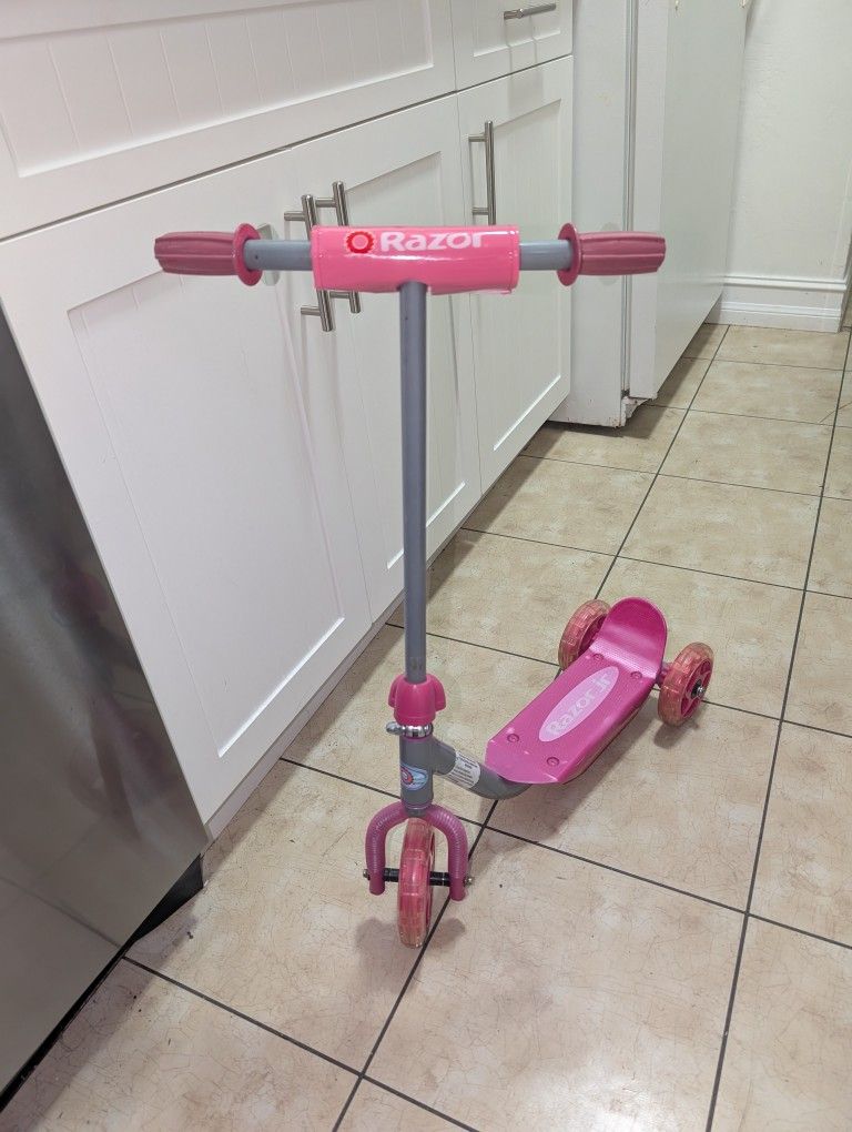 Razor Scooter 3 Wheel Good For Ages 2-7 $10