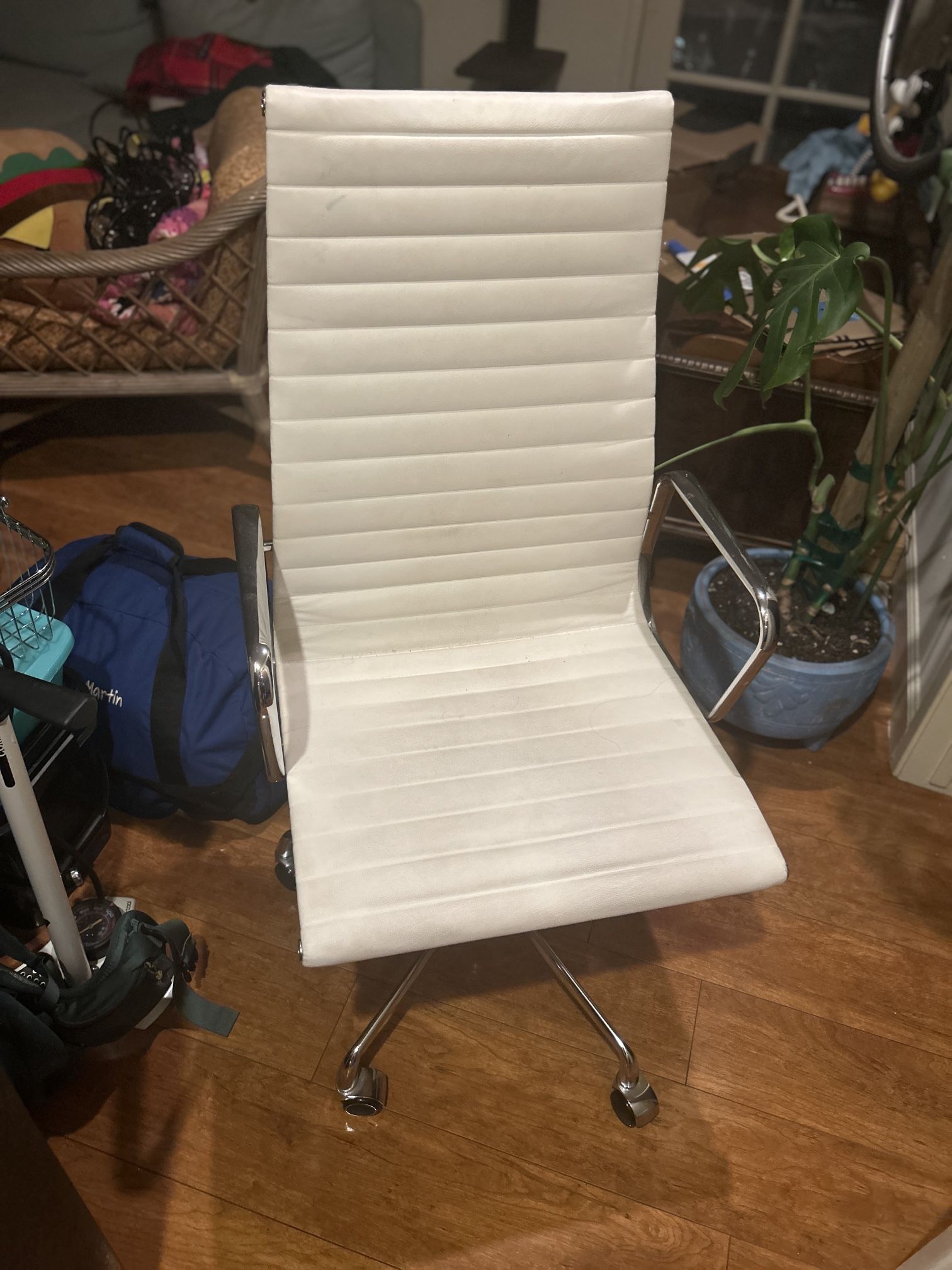 Modern White Ribbed Office Chair with Chrome Base – Adjustable & Rolling