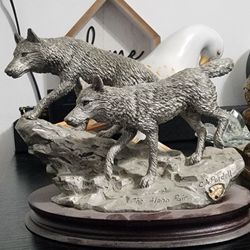 LEGENDS ALPHA PAIR FINE PEWTER WOLF SCULPTURE BY C.A. PARDELL LIMITED

