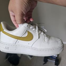 Woman's Nike Size 6