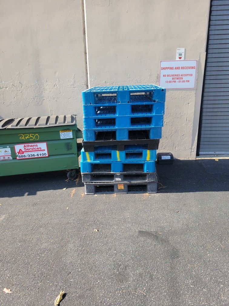FREE PLASTIC PALLETS