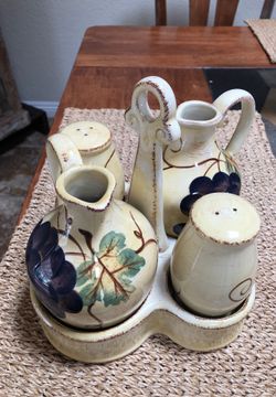Set sal and pepper and two pitchers