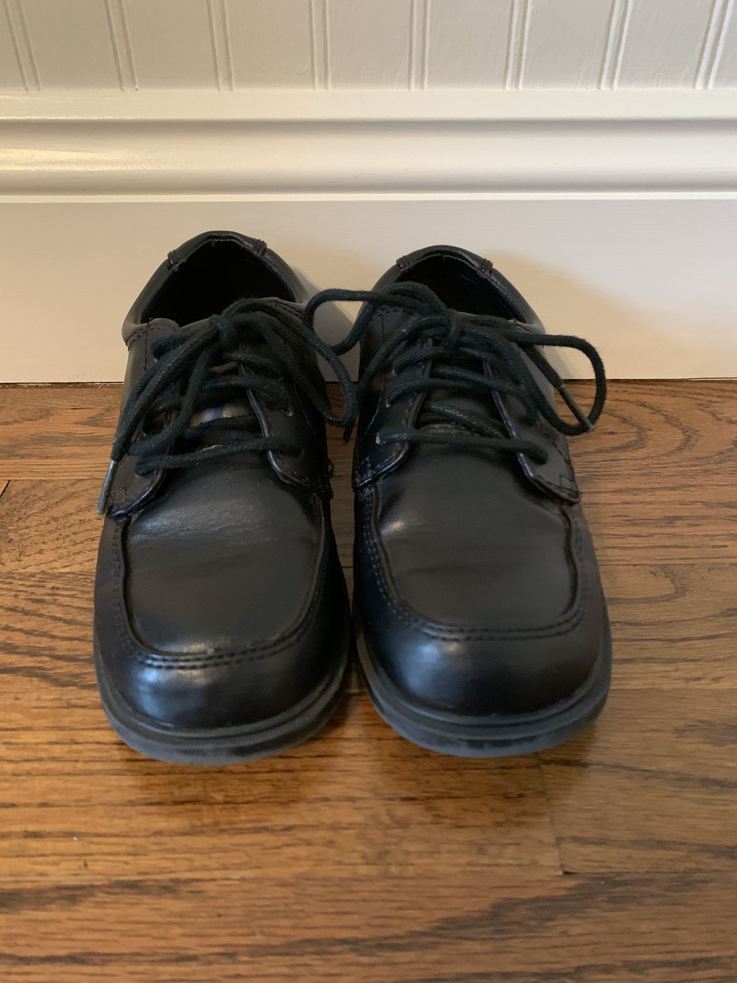 Buster Brown boys Size 1 black lace up dress shoes