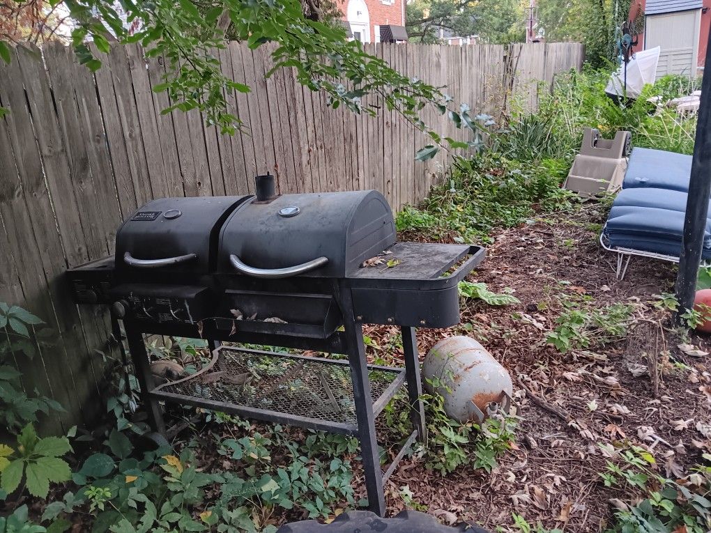 BBQ Grill With Propane Tank