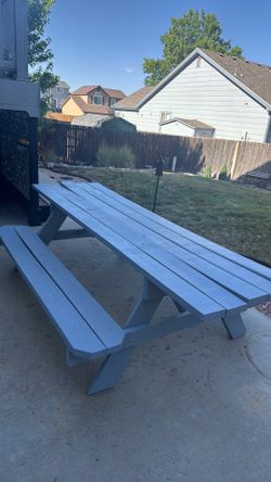 Picnic table