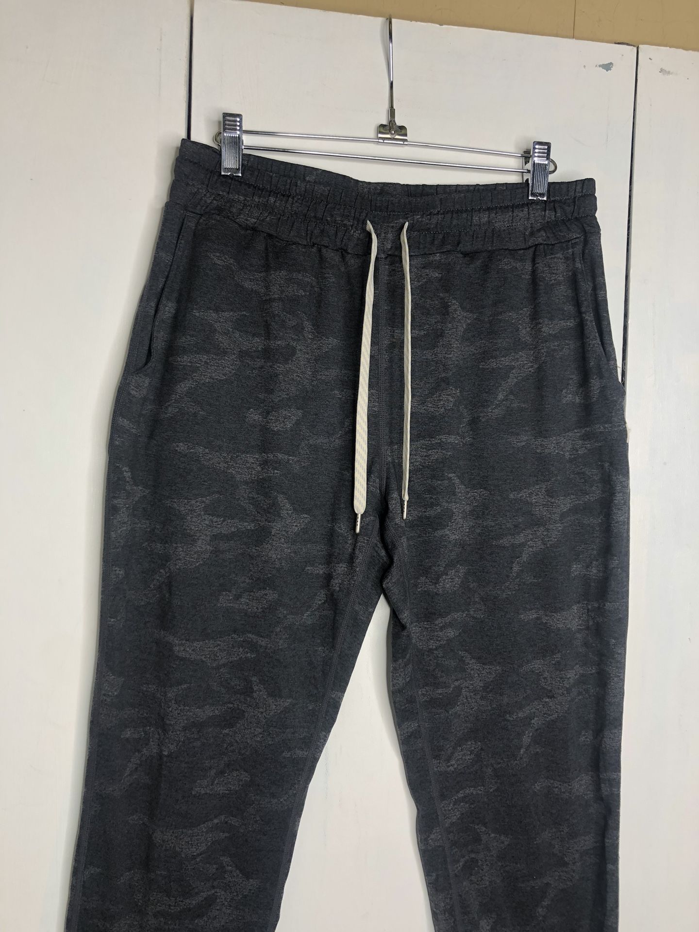 Vuori Women’s Performance Camo Jogger Pants Size Médium