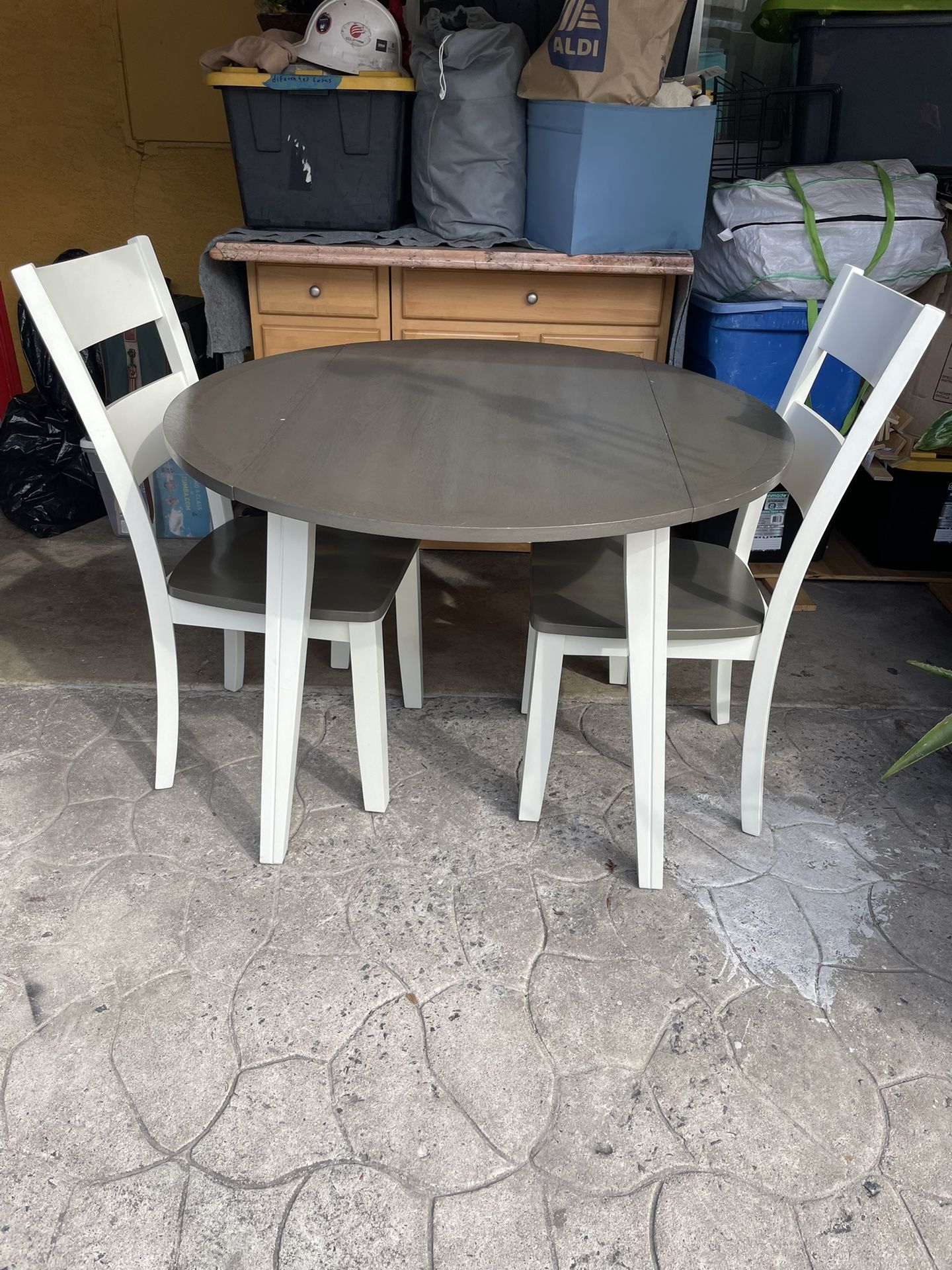 BEAUTIFUL DINING TABLE WITH 2 CHAIRS LIKE NEW