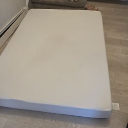 White full-size mattress 