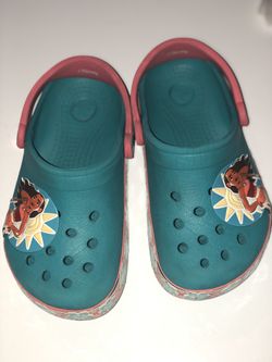 Moana crocs size 9 T (they also light up)