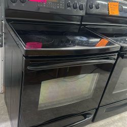 GE Electric Stove In Excellent Condition 