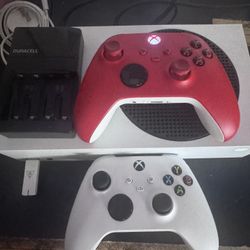 Xbox Series S(white) and Xbox One(black)