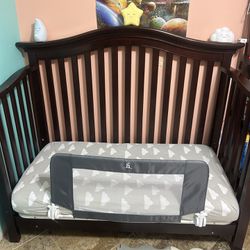 Crib/toddler bed with conversion kit. Mattress included. 