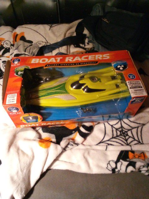 BOAT RACERS BATTERY OPERATED RC SPEEDBOAT