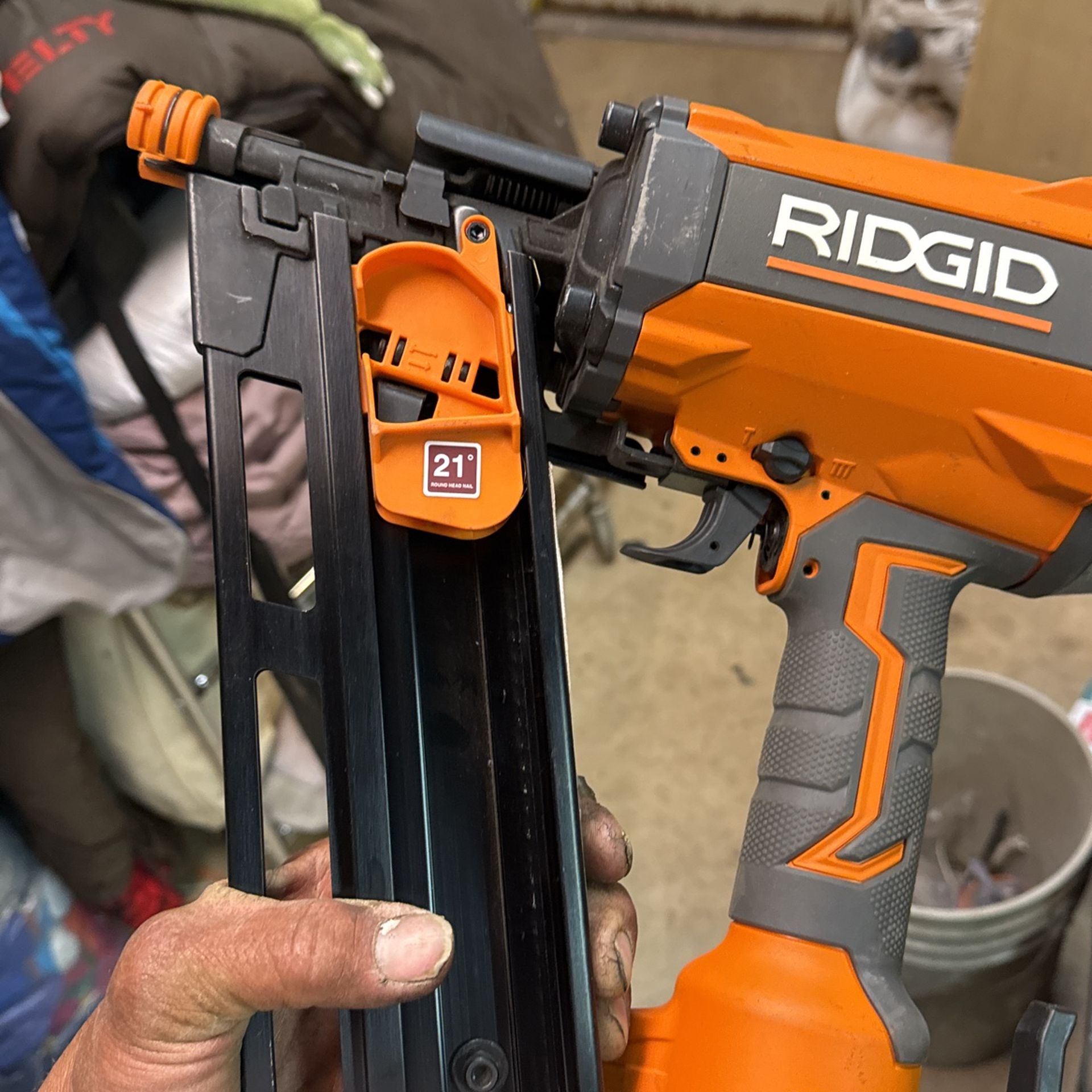 Rigid 21 Gauge Roundhead Nail Gun Air