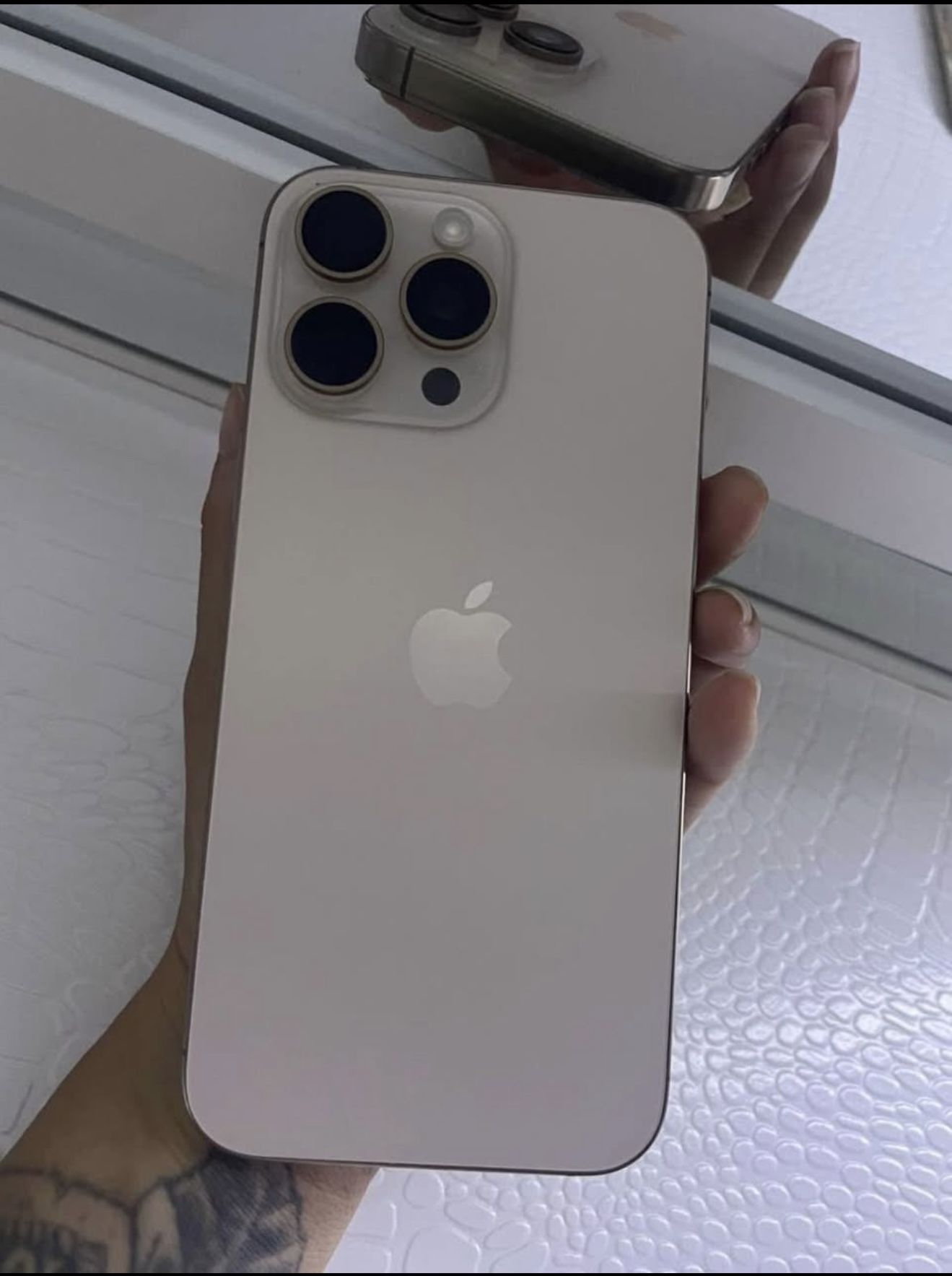 Locked Iphone 16 Pro Max