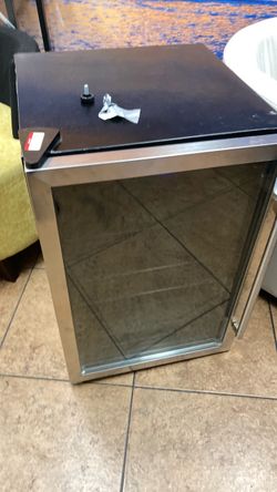 Beverage refrigerator