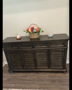 Mathis Brothers Lance yard Dining Server