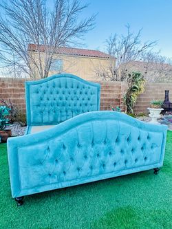 BEAUTIFUL CUSTOM UPHOLSTERED TUFTED CAL KING BED FRAME ( OWNER PAID 10K ) ( FREE DELIVERY 🚚 FIRST FLOOR -INSTALLATION NOT INCLUDED ) LIKE NEW 🥰