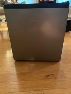 Hiense mini fridge