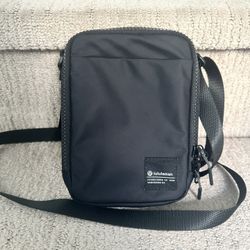 - Lululemon Easy Access Crossbody Bag 1.5L *Authentic