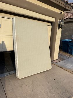 Queen. Box spring