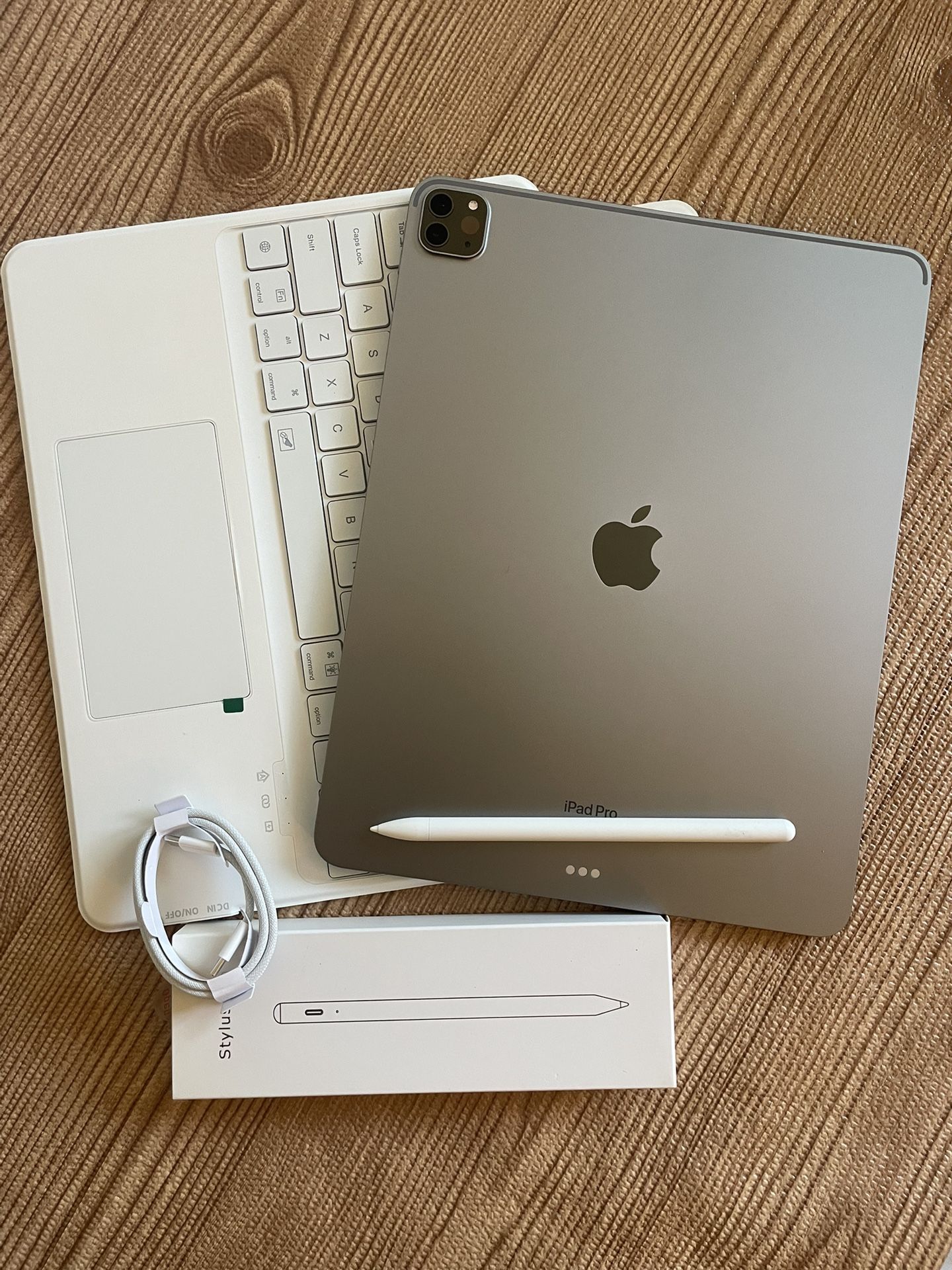 iPad Pro 12.9” (M2 chip / 2022 model) 6th Generation 128GB with keyboard case and Pen