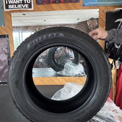 4 Bridgestone Tires Blizzak DM-V2 (235/55R18 100T)