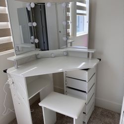 Vanity  Desk With Lights 