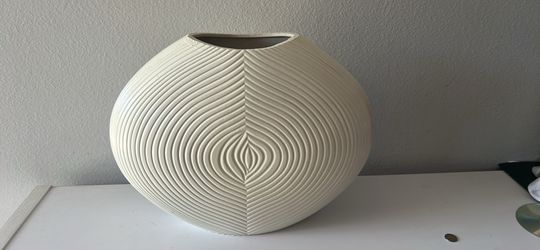 Elegant vase. 19” wide x 13”height