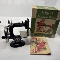 Vintage Singer No. 20 Child's Sewing Machine w/ Box & Guide See photos