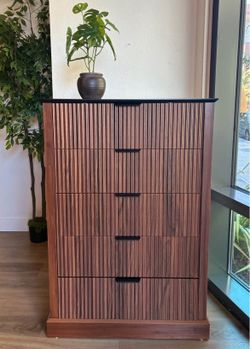 Modern Fluted 5-Drawer Chest / Tall Dresser – Walnut Finish