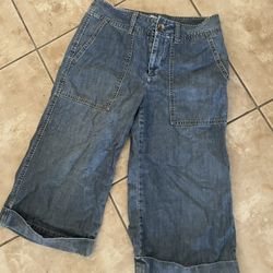 Woman Gap Capri Pants