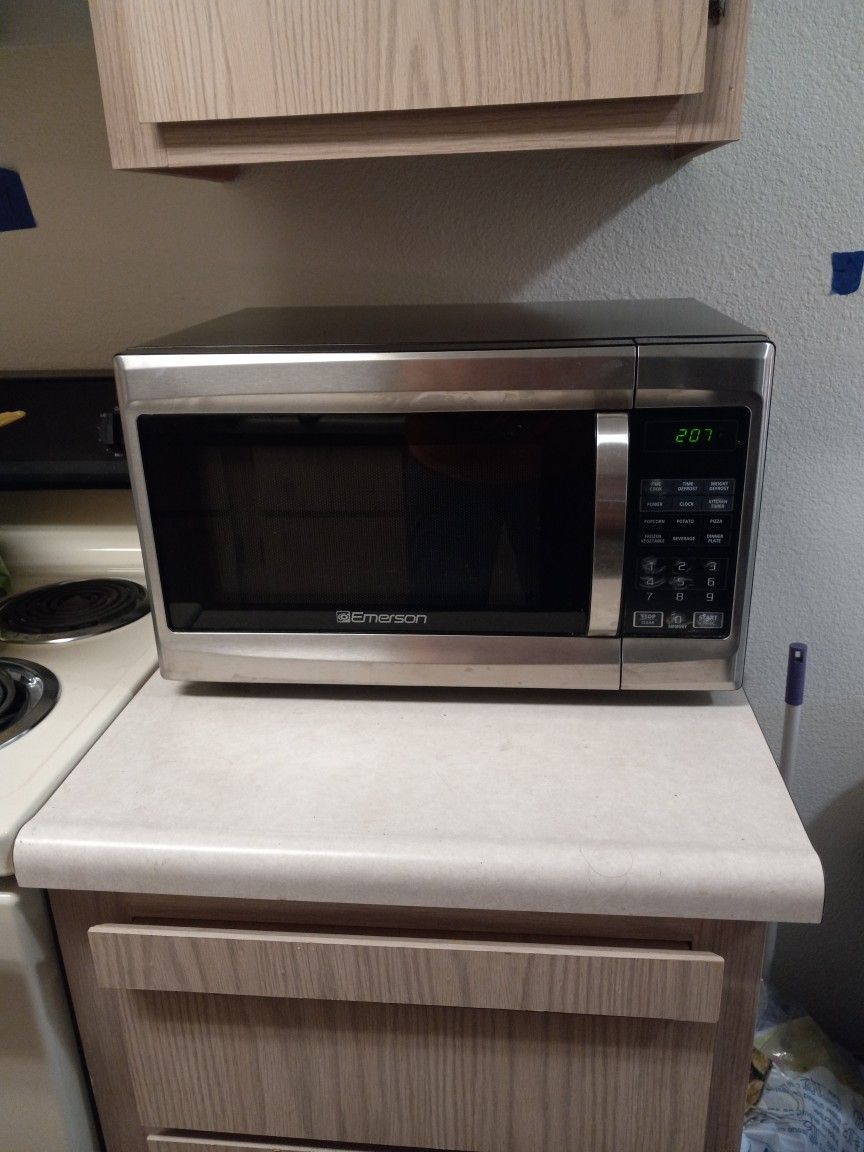 NEARLY-NEW USED CONDITION Emerson Silvertone & Black Microwave 1000w Model# MW1338SB Comes w/Glass Plate, Turnstile Disc, & Manual - No Box