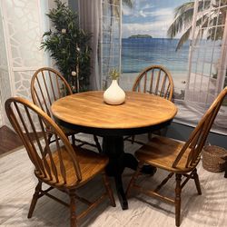Beautiful Solid Dining Set Good Condition!! Table With Leaf and 4 Chairs! I Can Deliver