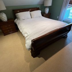Henredon Charles X Queen Bedroom Set in Excellent Condition Queen Sleigh Bed, Dresser, Two Nightstands and Armoire 