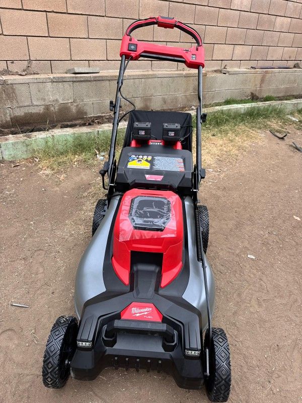 Milwaukee
M18 FUEL Brushless Cordless 21 in. Walk Behind Dual Battery Self-Propelled Mower w/(2) 12.0Ah Battery and Rapid Charger