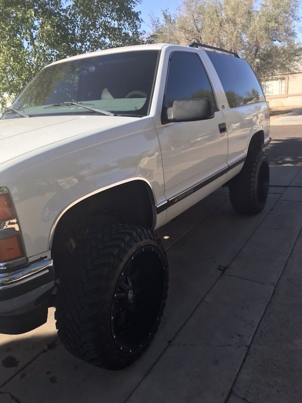 1999 Chevy Tahoe 2 Door Ls V8 4x4 Lifted Whit 22x12 7 000 Obo For