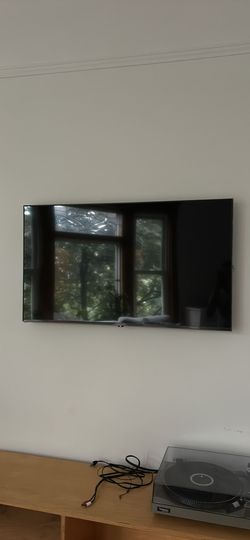 45" LG Smart TV and Wall Mount
