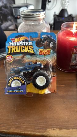 Hot Wheels 2019 Monster Trucks BIGFOOT Giant Wheels VHTF