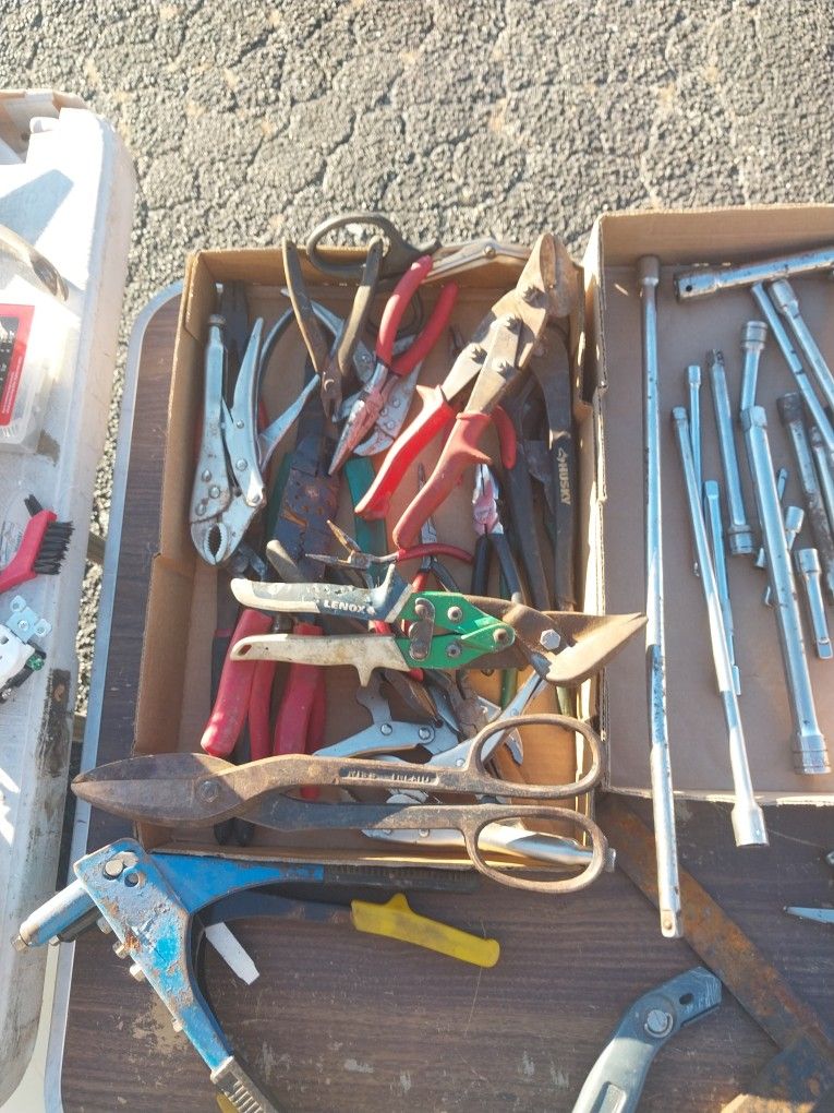 Assortment of cutter's pliers. Vice grips et cetera