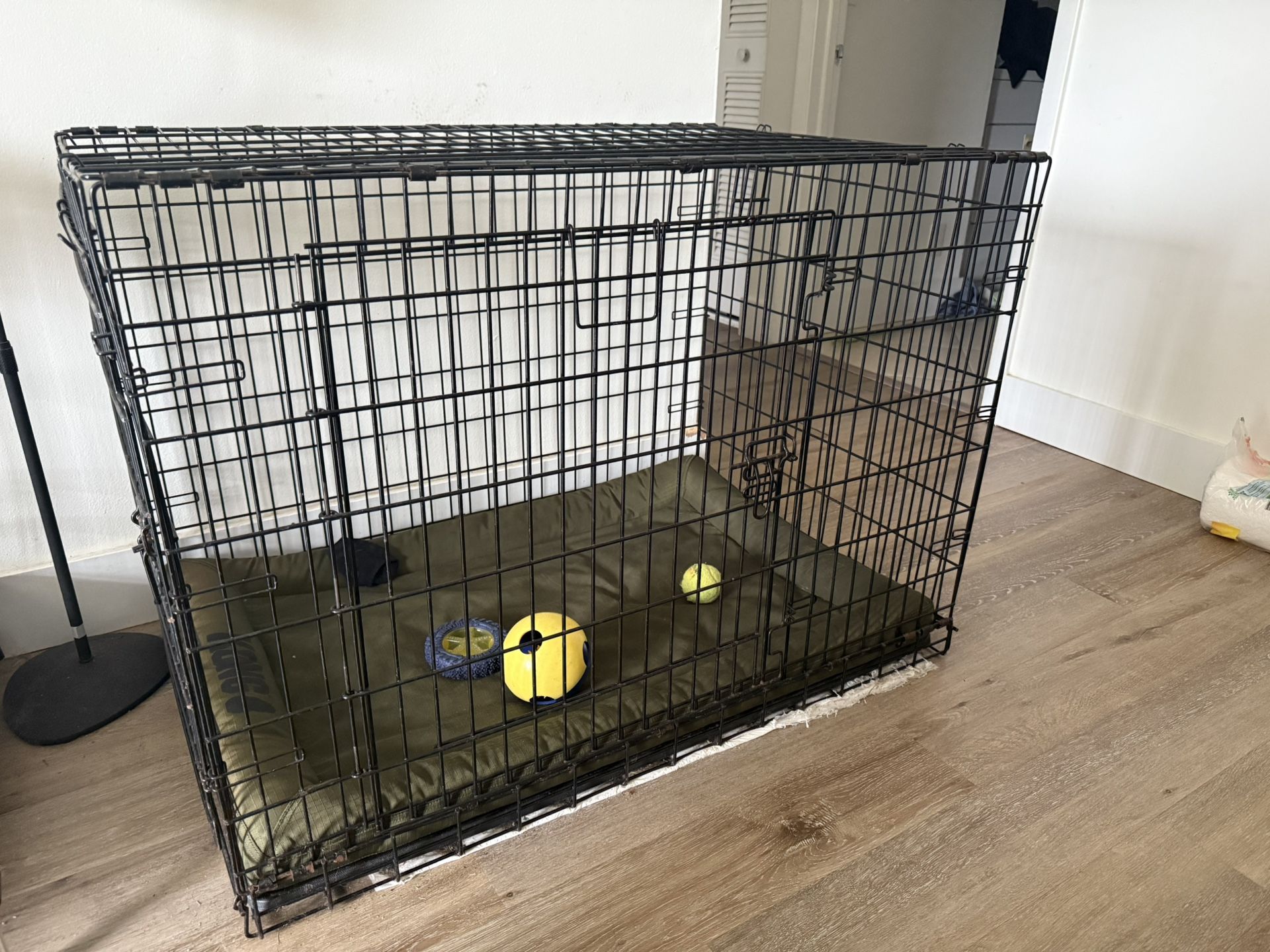 XL Dog Cage, Excellent Condition