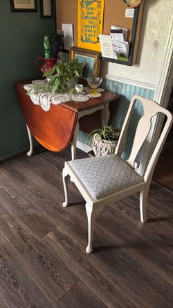 Nice Vintage Table With 4 Chairs 