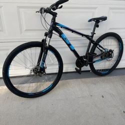 GT Mountain Bike Size Medium Wheels 27.5 Speeds 24 Disc Brakes 