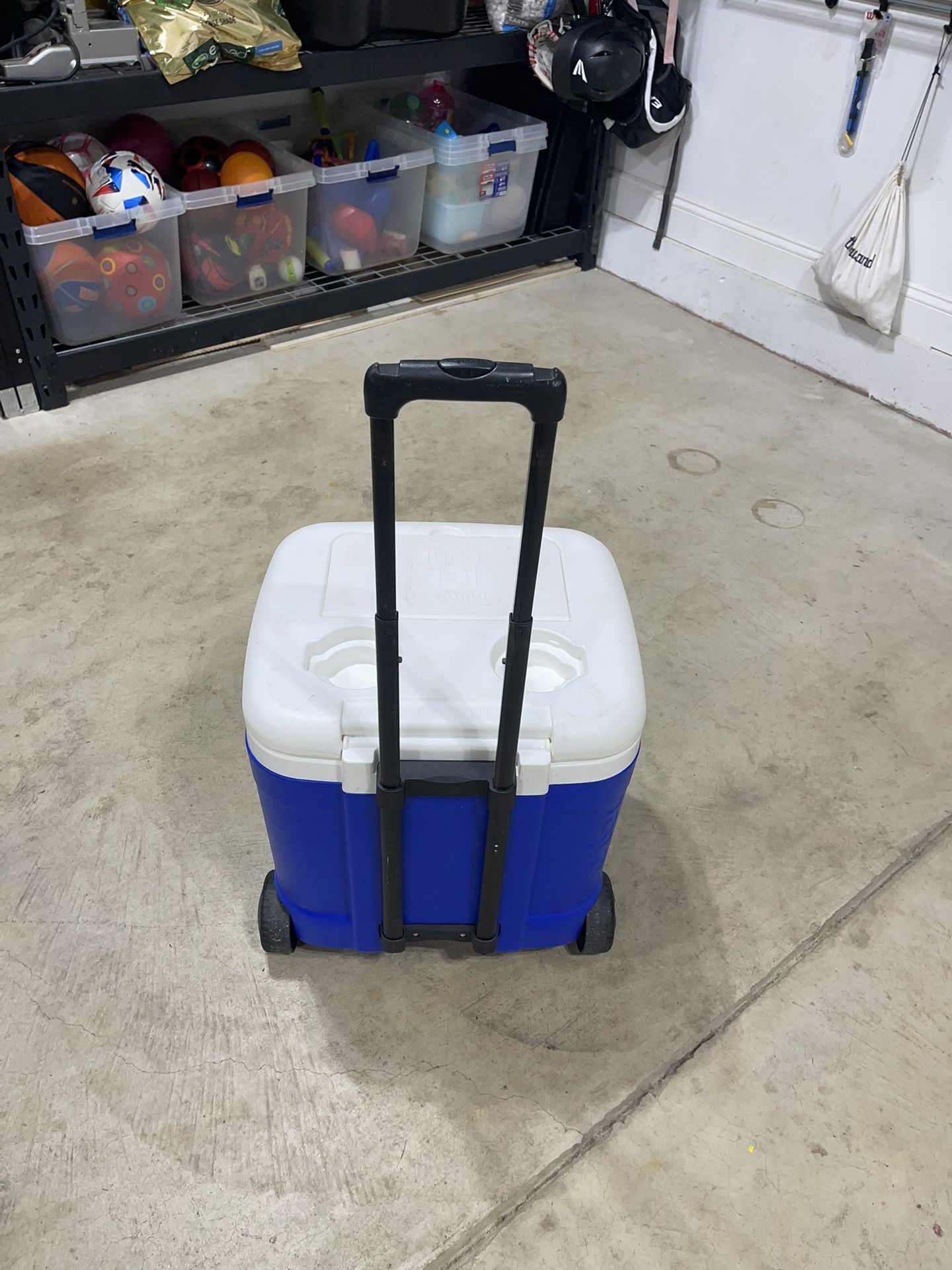 IGLOO Ice Cube Wheeled Roller Cooler