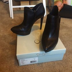 Jessica Simpson black platform pumps