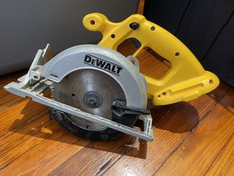 DEWALT DC390 18-Volt 6-1/2" Cordless Circular Saw + Charger + Battery