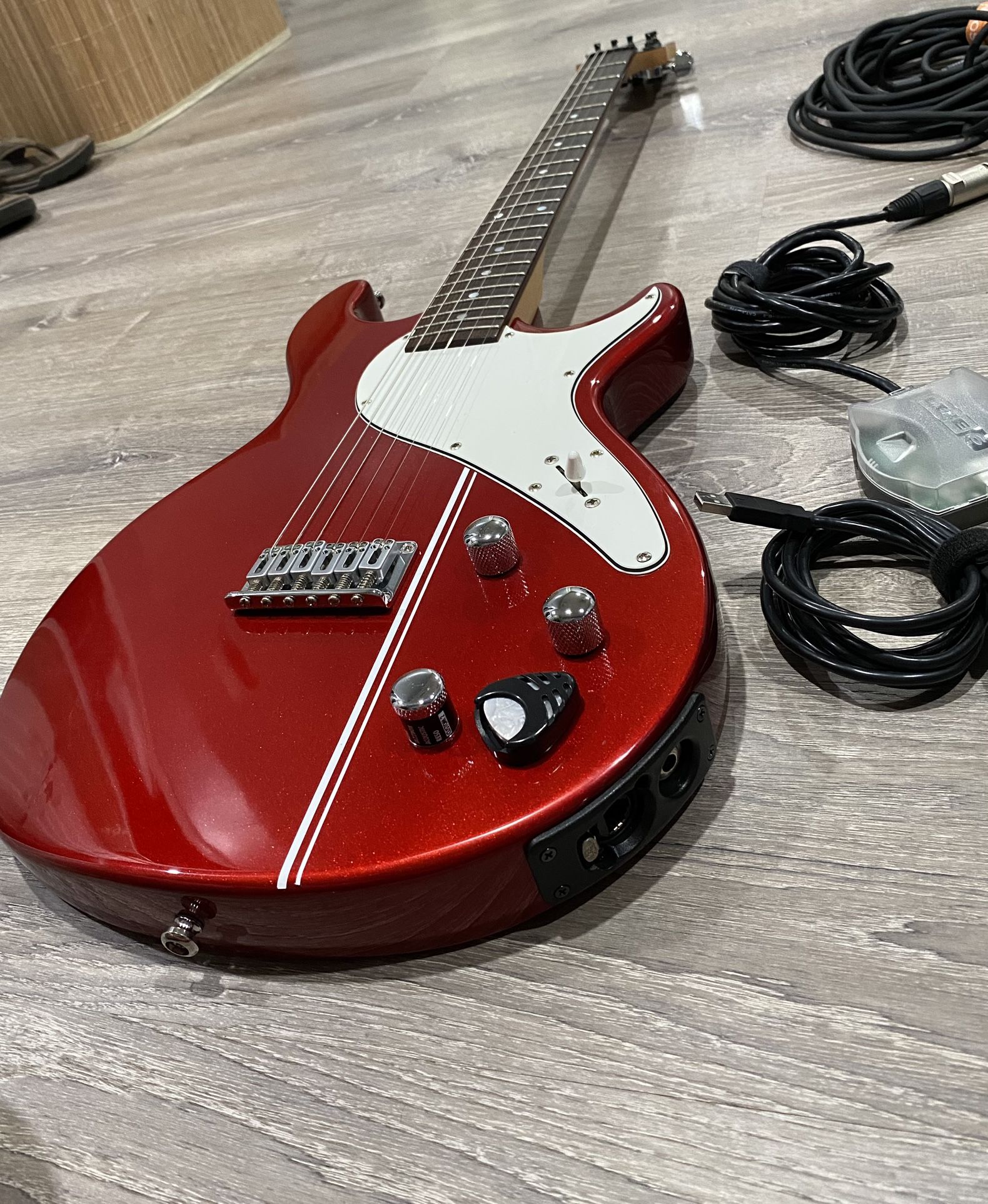 Line 6 Variax 500 Red With USB Midi Accessories, Guitar Case And Variax Cable