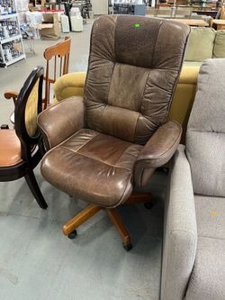 Brown genuine leather office swivel chair (in store)