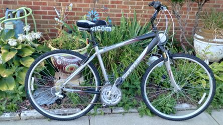 700c Giant Hybrid Bike 24 Speed front fork suspension seat shox 19" medium size frame ready to ride needs nothing