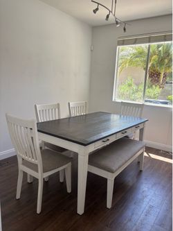 Dinning table set with chairs